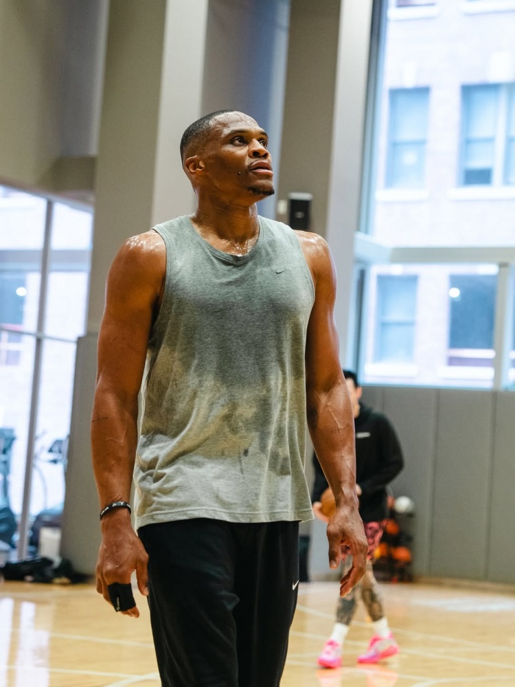 足球直播-为下一站做准备！威少更新社媒 转发一组今日的训练照