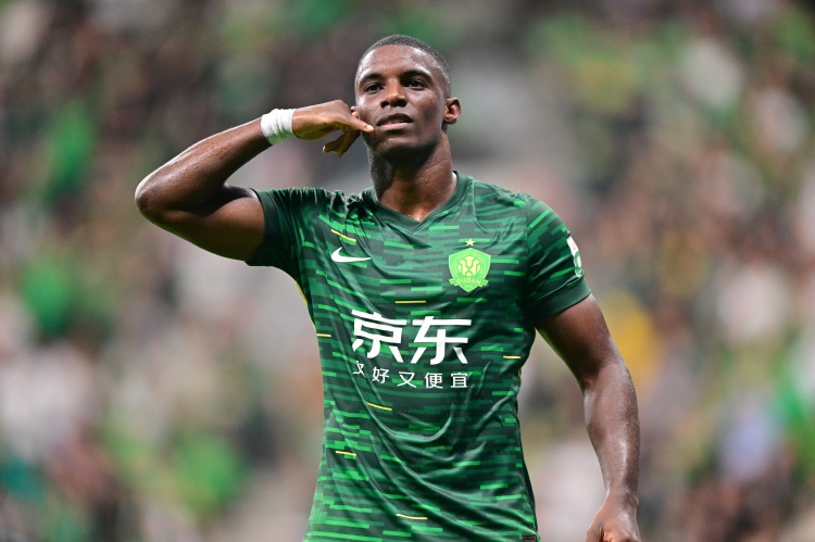 体育视频-记者：国安队今天十点启程赴海口冬训，斯帕吉奇、法比奥随队出发