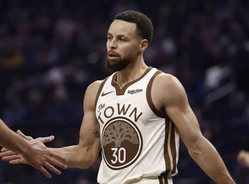 CBA直播-队记：库里将在10天后评估膝盖伤势，会至少再缺席五场比赛